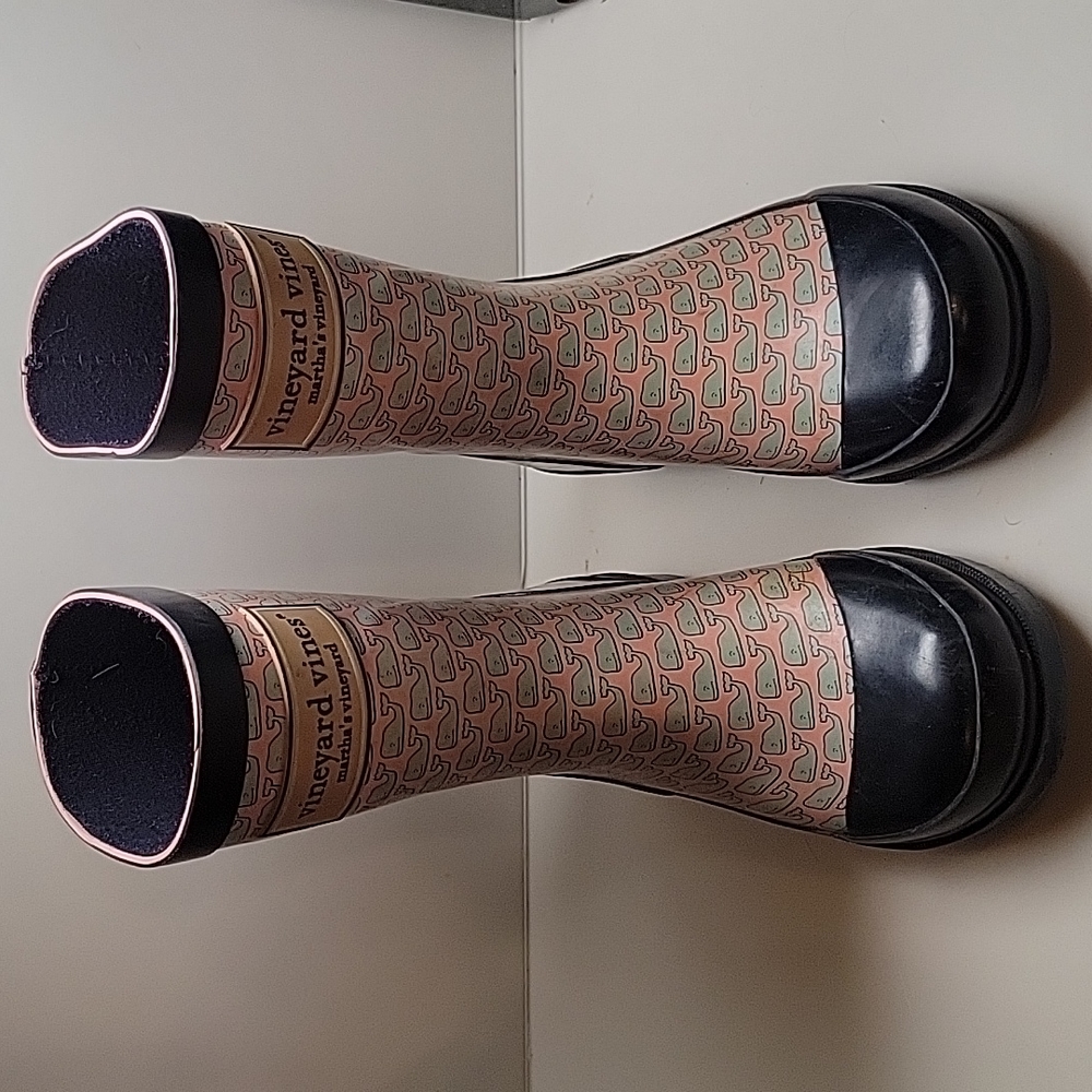 Vineyard Vines rain boots pink with whales - Picture 2 of 9